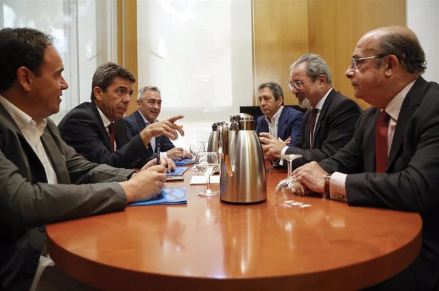 El presidente del PPCV y candidato más votado a la Presidencia de la Generalitat, Carlos Mazón, finaliza con Vox la ronda de reuniones con las formaciones políticas que han obtenido representación parlamentaria.
