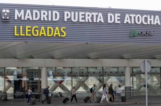Archivo - Varias personas en el exterior de la estación de Atocha-Almudena Grandes