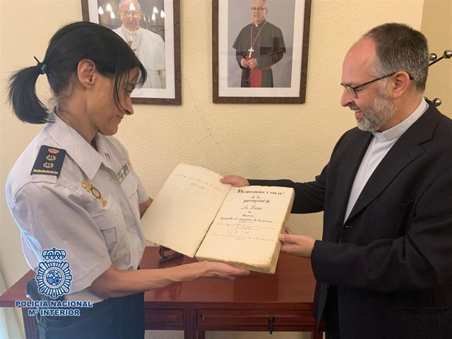 Entrega de los libros recuperados.