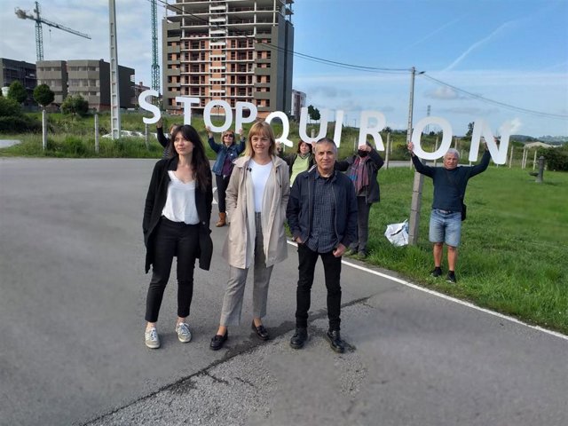 La candidata de Podemos Asturies a la Presidencia del Principado de Asturies, Covadonga Tomé, junto a Laura Tuero y Xune Elipe (miembros de la candidatura), en los terrenos destinados al hospital Quirón