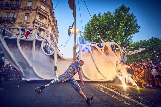 Espectáculo de teatro de calle ‘The Whale Street’ de la Compañía de Productions Polymorphes & Populaires-CPPP, de Francia, que abrirá el Facyl 2023.