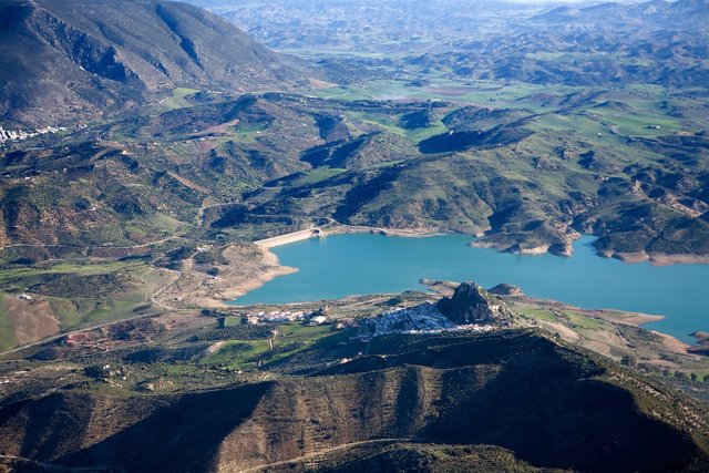 Archivo - Imagen de archivo del embalse de Zahara, en Cádiz.