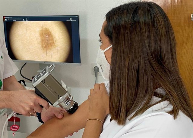 Prueba en una consulta de Dermatología del Hospital de Jaén.