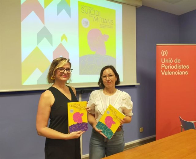 Las autoras del estudio 'El tratamiento del suicidio en los medios de comunicación de la Comunitat Valenciana (2018-2021)', Cristina Martínez y Marina Gordillo, en la presentación de este trabajo.