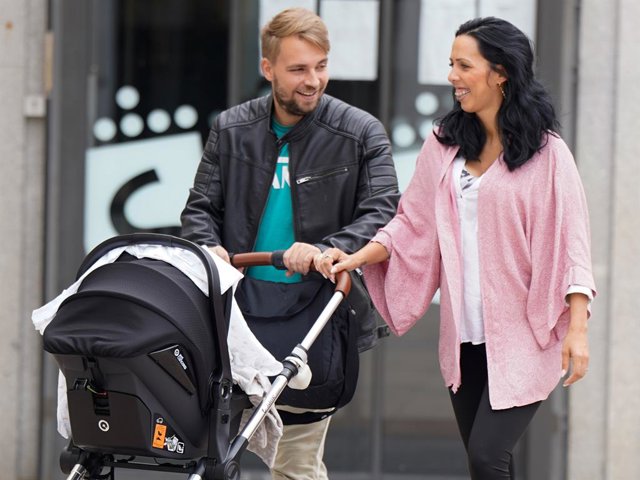 José María Almoguera, Paola Olmedo y su hijo Marc, de paseo por los alrededores de su domicilio