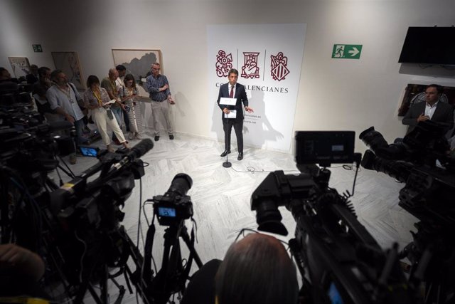 Carlos Mazón atiende en rueda de prensa