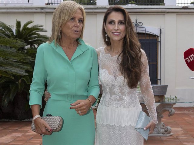 Paloma Cuevas y Rosa Clará durante la entrega de las Medallas de Oro Mayte Spínola 2022