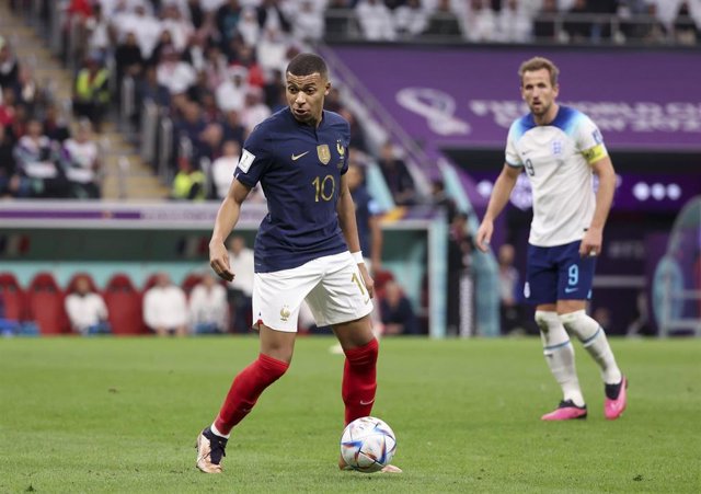 Archivo - Kylian Mbappe y Harry Kane durante el Francia-Inglaterrra de cuartos de final del Mundial de Catar 