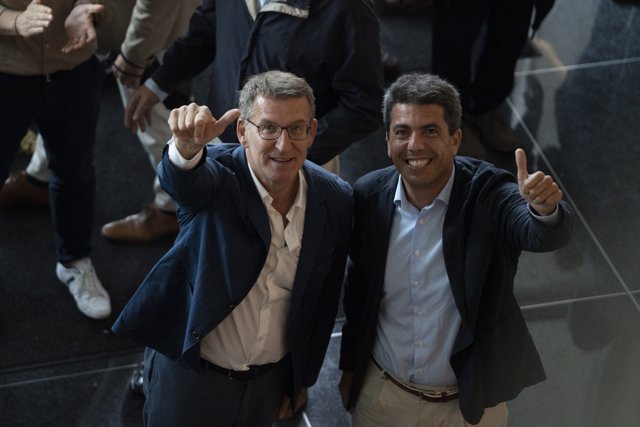 El presidente del Partido Popular, Alberto Núñez Feijóo (i), y el presidente del PP de la Comunitat Valenciana, Carlos Mazón (d).