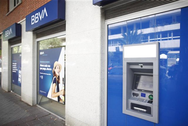 Archivo - Imagen de una oficina y cajero del BBVA en Madrid con su nuevo logo.