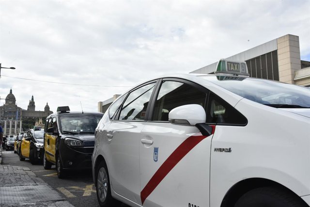 Instant de la marxa lenta de taxistes a Barcelona 