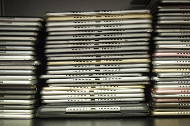 Archivo - Tablets en la Oficina Municipal de Objetos Perdidos