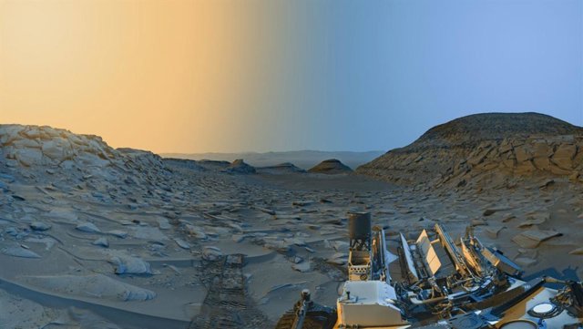 El rover Curiosity Mars de la NASA usó sus cámaras de navegación en blanco y negro para capturar panoramas de "Marker Band Valley" en 2 momentos del día el 8 de abril. Se agregó color a una combinación de ambos panoramas para una interpretación artística.