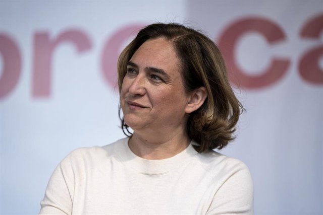 La alcaldesa de Barcelona y candidata de BComú a la reelección, Ada Colau, en un mitin en el Mirador del Carmel, a 20 de mayo de 2023, en Barcelona, Cataluña (España). Yolanda Díaz acompaña por segunda vez a Colau que aspira a ser reelegida alcaldesa de B