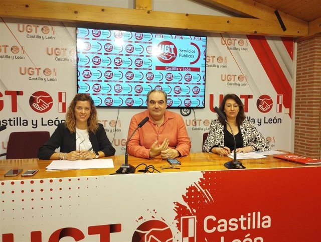 Tomás Pérez Urueña flanqueado por Esther Valdunciel, a la izquierda, y Beatriz García a la derecha.