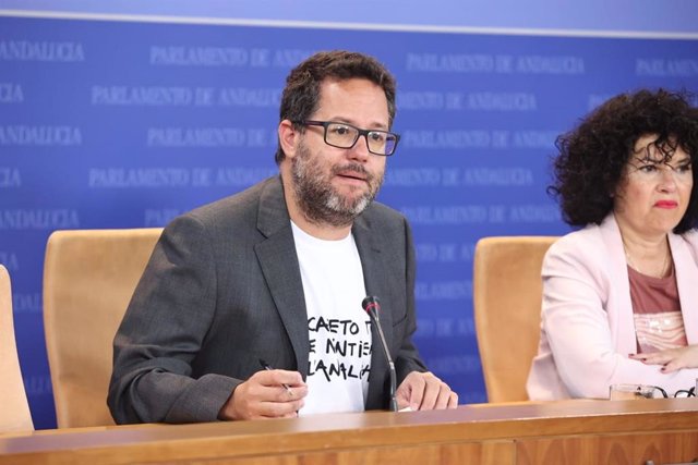 El portavoz parlamentario de Adelante Andalucía, José Ignacio García, y la presidenta del Grupo, Maribel Mora, este miércoles en rueda de prensa.