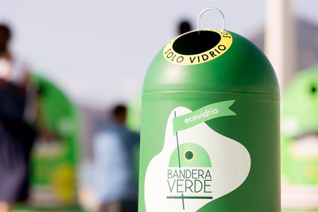 Ecovidrio lanza su concurso de municipios y establecimientos más comprometidos con el reciclaje de vidrio este verano 'Movimiento Banderas Verdes'.