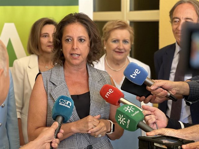 La consejera de Salud y Consumo, Catalina García, en una atención a medios