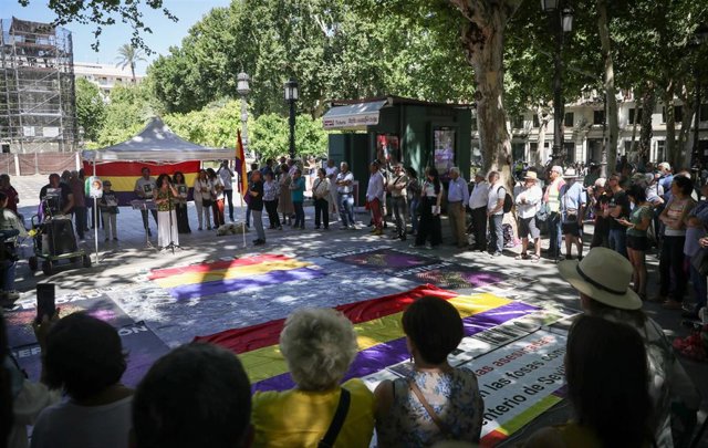 Concentración memorialista en la Plaza Nueva