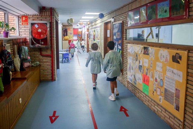 Archivo - Niños caminan por el hall del colegio Virgen de Europa durante el primer día de clase del curso 2021-22, a 6 de septiembre de 2021, en Boadilla del Monte, Madrid (España). El tercer curso escolar en un contexto de pandemia arranca esta semana en