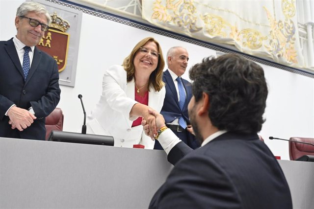 La nueva presidenta de la Asamblea Regional, Visitación Martínez, del PP, estrecha la mano del presidente de la Comunidad en funciones, Fernando López Miras