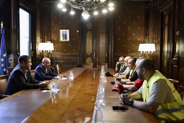 El delegat del Govern central a Catalunya, Carlos Prieto, i el portaveu d'Élite Taxi, Tito Álvarez, durant la reunió