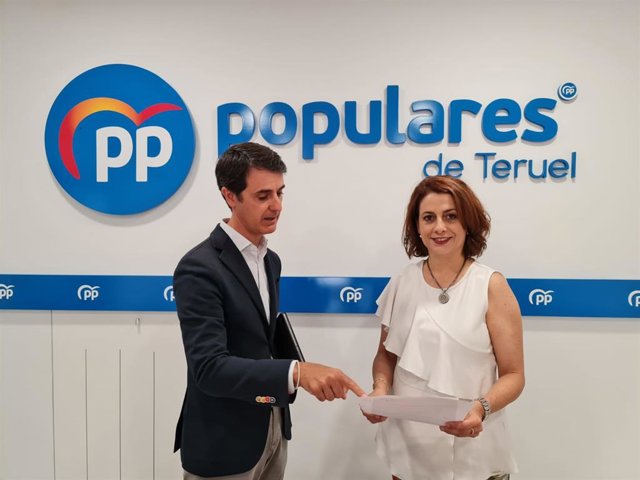 Archivo - Los candidatos del PP al Congreso, Pedro Navarro, y al Senado, Emma Buj.