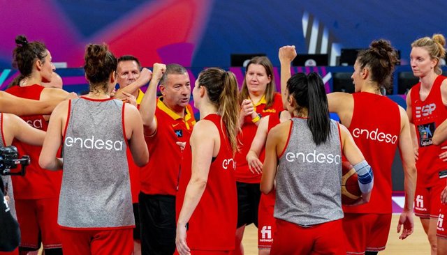 La selección española femenina hace piña tras un entrenamiento previo a su debut en el Eurobasket 2023