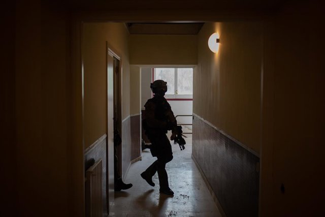 Archivo - Un membre del Grup Especial d'Intervenció dels Mossos d'Esquadra