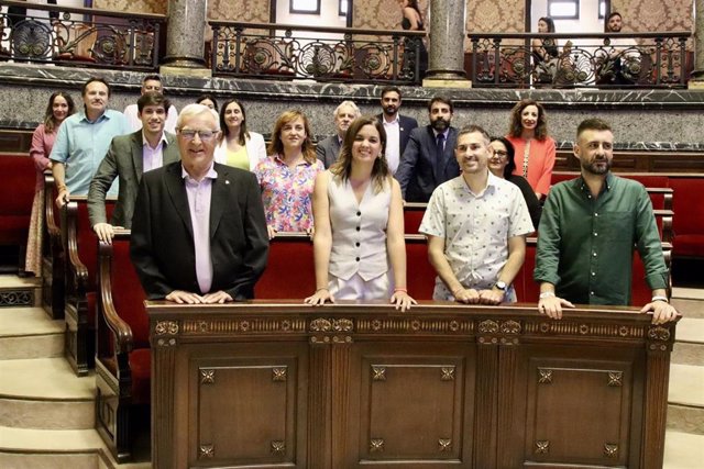 El alcalde de València en funciones, Joan Ribó, y la vicealcaldesa en funciones, Sandra Gómez, junto al resto de miembros del Govern del Rialto en el último pleno del Ayuntamiento de la ciudad antes del cambio en el ejecutivo local tras el 28M.