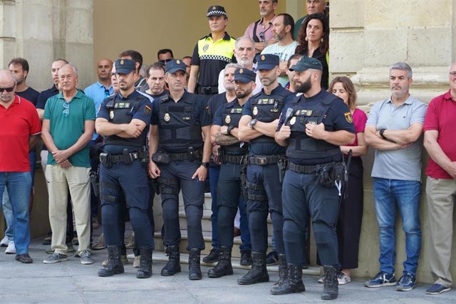 Representantes de varios sindicatos policiales guardan un minuto de silencio en memoria del agente fallecido en Andújar/Archivo
