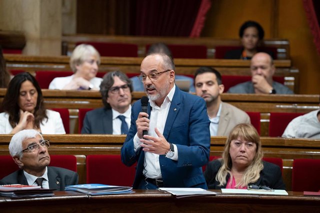El conseller de Derechos Sociales, Carles Campuzano, interviene durante una sesión de control al Govern, en el Parlament de Catalunya, a 14 de junio de 2023, en Barcelona, Catalunya (España). El pleno de esta semana se inicia hoy con la sesión de control 