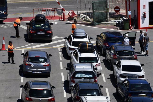 Archivo - Varios coches hacen cola en la zona de embolsamiento de Loma Colmenar para pasar por la frontera de Ceuta a Marruecos en coche