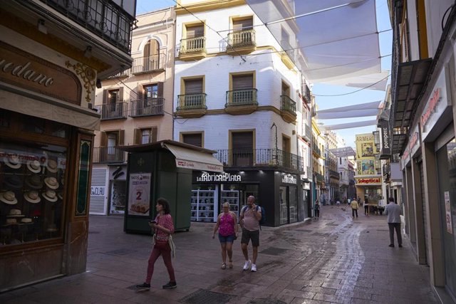 Archivo - En algunas calles del centro de Sevilla ha empezado a instalarse los toldos para calmar el calor de la primavera y el verano, a 19 de abril de 2023 en Sevilla (Andalucía, España). El ayuntamiento de Sevilla ha comenzado con instalación de los to