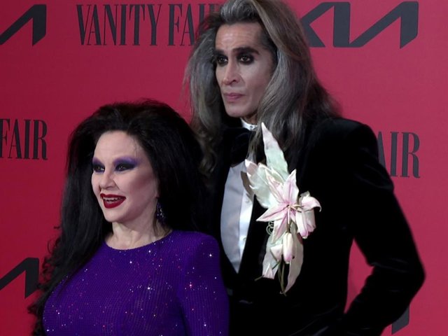 Alaska, posando con Mario Vaquerizo en la fiesta de su 60 cumpleaños