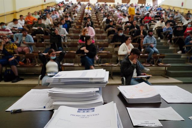 Archivo - Estudiantes esperan antes de comenzar las pruebas de acceso a la universidad