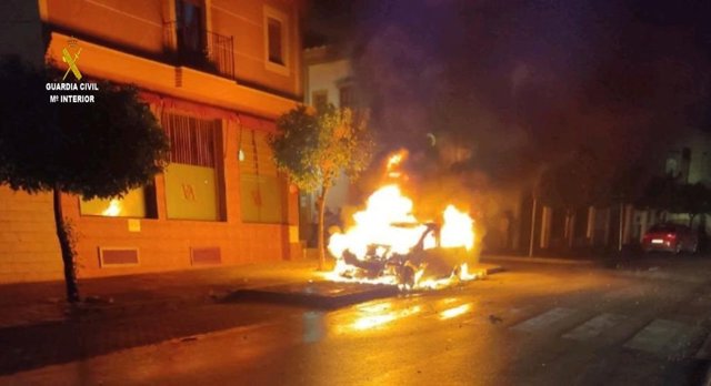Imagen del coche incendiado