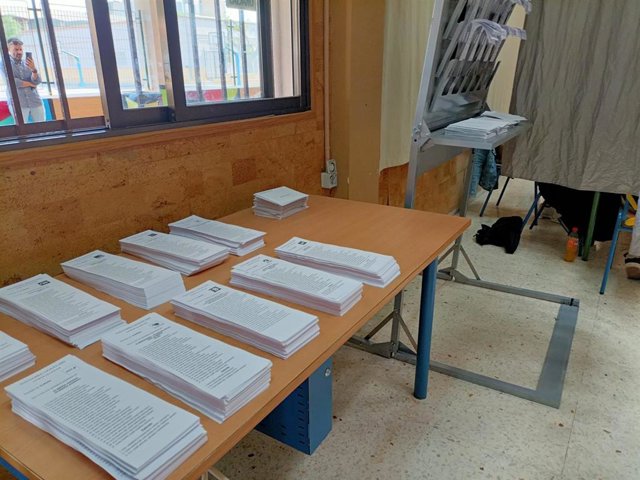 Papeletas en un colegio electoral de Almería.