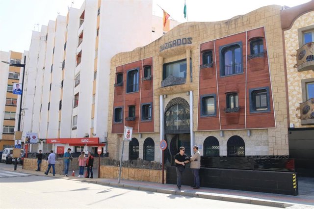 Fachada principal de los juzgados de Vera tras la detención de siete personas por presunta compra de votos en Mojácar (Almería)