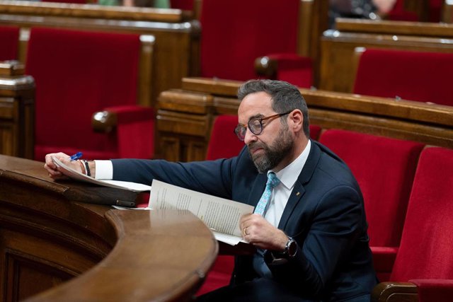 Archivo - El conseller de Territori de la Generalitat, Juli Fernández, durante una sesión plenaria en el Parlament, a 2 de mayo de 2023, en Barcelona, Cataluña (España). Junts per Catalunya (JxCat) ha presentado una proposición de ley para afrontar la sit