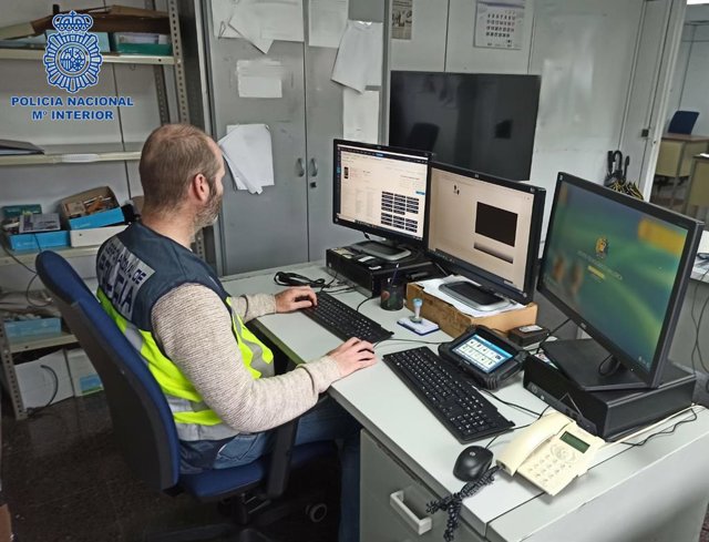 Archivo - Agente de policía, rastreando en internet. Foto de archivo.