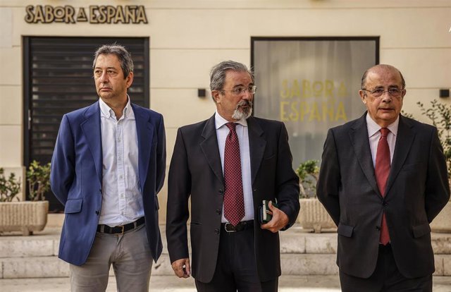 (I-D) El ex-torero Vicente Barrera; el candidato de Vox a la Presidencia de la Generalitat Valenciana, Carlos Flores, y el diputado en el Congreso y presidente de Vox Valencia, Ignacio Gil Lázaro, a su llegada a una reunión con la formación parlamentaria 