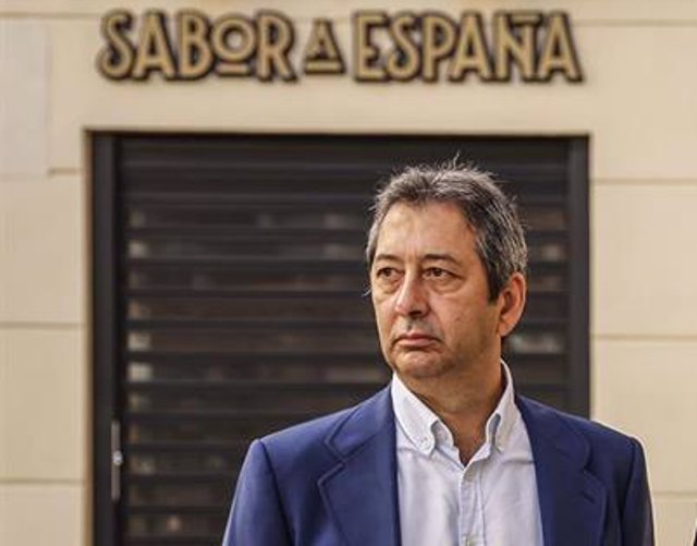 (I-D) El ex-torero Vicente Barrera; el candidato de Vox a la Presidencia de la Generalitat Valenciana, Carlos Flores, y el diputado en el Congreso y presidente de Vox Valencia, Ignacio Gil Lázaro, a su llegada a una reunión con la formación parlamentaria 