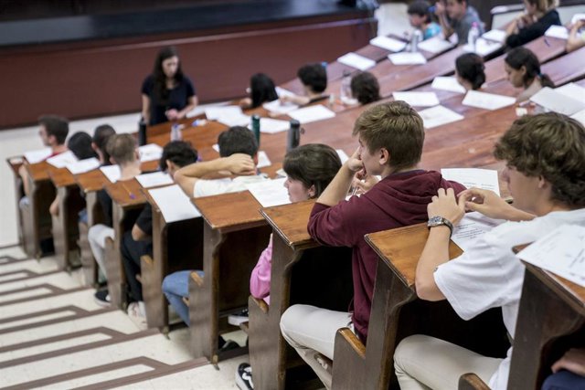 Varios alumnos antes de comenzar uno de los exámenes de las pruebas de acceso a la universidad 2023 en la Facultad de Farmacia 