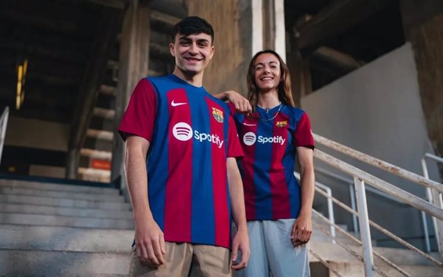 Pedri González i Aitana Bonmatí amb la nova samarreta del FC Barcelona