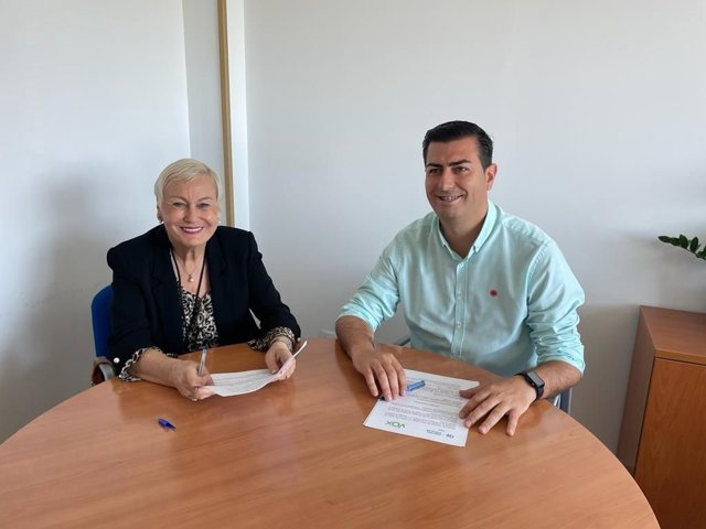 Pilar Fenoy (Vox) y José Francisco Garrido (PP) firman el pacto de gobierno en Níjar (Almería)