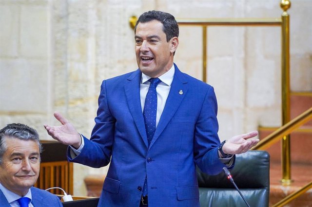 El presidente de la Junta de Andalucía, Juanma Moreno, este jueves ante el Pleno del Parlamento