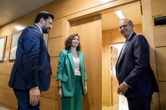 Carlos Díaz-Pache, el presidente de la Cámara regional, Enrique Ossorio y la presidenta en funciones de la Comunidad de Madrid y del Grupo Parlamentario Popular (GPP) en la Asamblea de Madrid, Isabel Díaz Ayuso