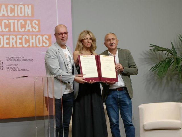 La ministra de Trabajo y Economía Social, Yolanda Díaz, firma con los sindicatos el acuerdo del Estatuto del Becario