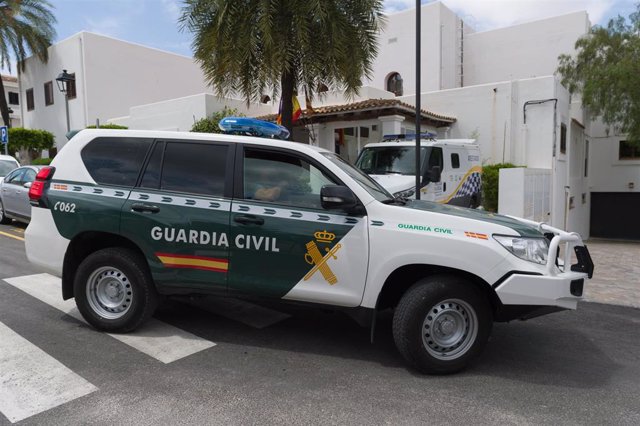 Varios coches de la Guardia Civil frente a la fachada del Ayuntamiento de Sant Josep, a 13 de junio de 2023, en Sant Josep, Ibiza, Baleares (España). 